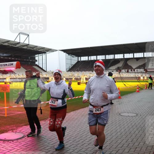 07.12.2025 - St. Pauli X-Mass-Run No. 15 Luisa Fischer http://msf.ph/oto/9390819 07.12.2025 11:00:06 Ziel 242, 247, 242, 301, 306, 420, 1826, 2719, 2720, 2721, 2727, 4128 meine-sportfotos.de