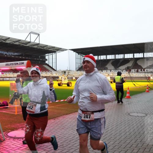 07.12.2025 - St. Pauli X-Mass-Run No. 15 Luisa Fischer http://msf.ph/oto/9390820 07.12.2025 11:00:06 Ziel 242, 247, 242, 301, 306, 420, 1826, 2719, 2720, 2721, 2727, 4128 meine-sportfotos.de