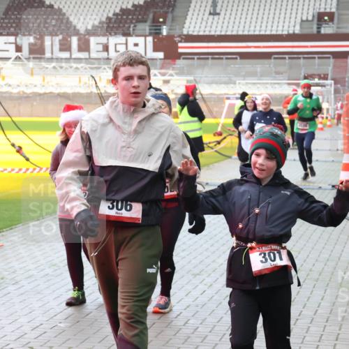 07.12.2025 - St. Pauli X-Mass-Run No. 15 Luisa Fischer http://msf.ph/oto/9390821 07.12.2025 11:00:21 Ziel 1, 306, 301, 301, 306, 420, 529, 1482, 1558, 1702, 1826, 3586, 4128 meine-sportfotos.de