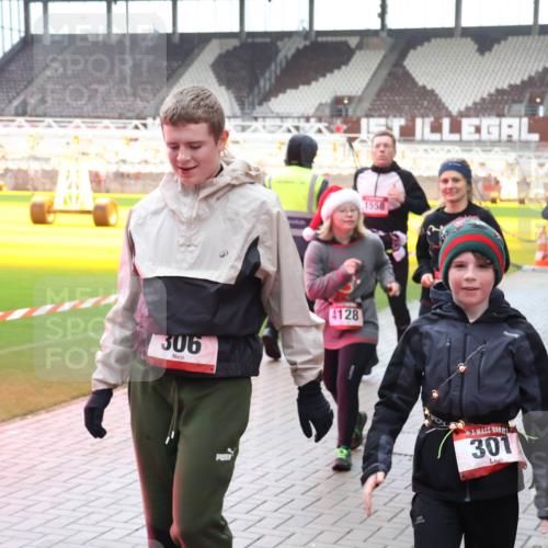 07.12.2025 - St. Pauli X-Mass-Run No. 15 Luisa Fischer http://msf.ph/oto/9390826 07.12.2025 11:00:22 Ziel 306, 4128, 1558, 301, 4702, 301, 306, 420, 529, 1482, 1558, 1702, 1826, 3586, 4128 meine-sportfotos.de