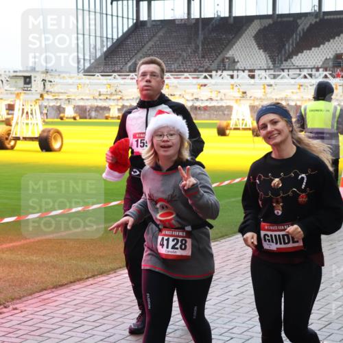 07.12.2025 - St. Pauli X-Mass-Run No. 15 Luisa Fischer http://msf.ph/oto/9390829 07.12.2025 11:00:24 Ziel 15, 15, 4128, 1702, 301, 306, 420, 529, 1482, 1558, 1702, 3586, 4128 meine-sportfotos.de
