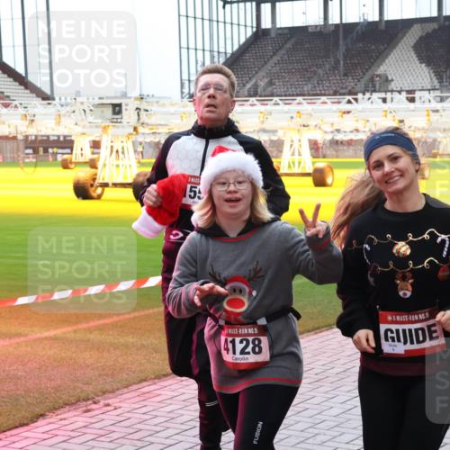 07.12.2025 - St. Pauli X-Mass-Run No. 15 Luisa Fischer http://msf.ph/oto/9390830 07.12.2025 11:00:24 Ziel 2, 15, 15, 4128, 15, 301, 306, 420, 529, 1482, 1558, 1702, 3586, 4128 meine-sportfotos.de