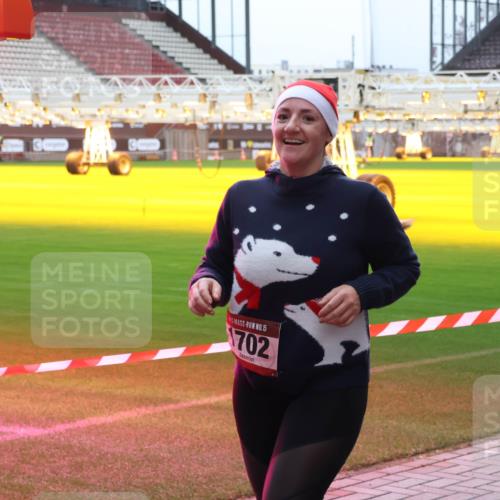 07.12.2025 - St. Pauli X-Mass-Run No. 15 Luisa Fischer http://msf.ph/oto/9390834 07.12.2025 11:00:27 Ziel 15, 1702, 52, 225, 301, 306, 420, 529, 1482, 1558, 1702, 3586, 4128 meine-sportfotos.de