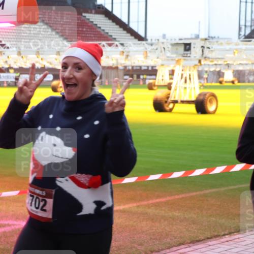 07.12.2025 - St. Pauli X-Mass-Run No. 15 Luisa Fischer http://msf.ph/oto/9390835 07.12.2025 11:00:27 Ziel 702, 5, 529, 225, 301, 306, 420, 529, 1482, 1558, 1702, 3586, 4128 meine-sportfotos.de