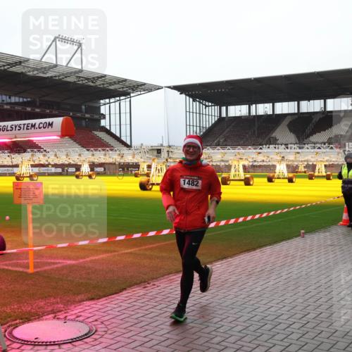 07.12.2025 - St. Pauli X-Mass-Run No. 15 Luisa Fischer http://msf.ph/oto/9390840 07.12.2025 11:00:35 Ziel 1482, 225, 435, 440, 529, 611, 985, 988, 1482, 1558, 1702, 3586, 3952, 4128, 4478, 4793 meine-sportfotos.de