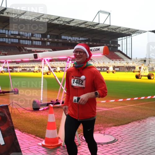 07.12.2025 - St. Pauli X-Mass-Run No. 15 Luisa Fischer http://msf.ph/oto/9390843 07.12.2025 11:00:36 Ziel 1482, 225, 435, 440, 529, 611, 985, 988, 1482, 1558, 1702, 3586, 3952, 4478, 4793 meine-sportfotos.de
