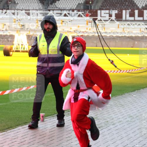 07.12.2025 - St. Pauli X-Mass-Run No. 15 Luisa Fischer http://msf.ph/oto/9390846 07.12.2025 11:00:39 Ziel 709, 225, 435, 440, 529, 611, 985, 988, 1482, 1558, 1702, 1721, 3586, 3952, 4478, 4793 meine-sportfotos.de