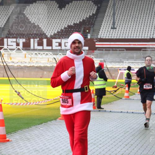 07.12.2025 - St. Pauli X-Mass-Run No. 15 Luisa Fischer http://msf.ph/oto/9390852 07.12.2025 11:00:42 Ziel 985, 4793, 225, 435, 440, 529, 611, 985, 988, 1482, 1558, 1702, 1721, 3586, 3952, 4478, 4793 meine-sportfotos.de