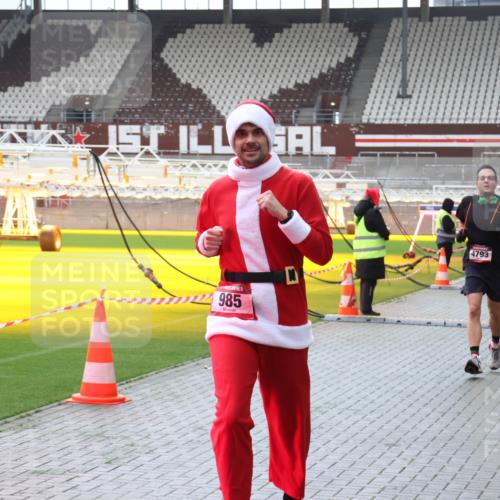 07.12.2025 - St. Pauli X-Mass-Run No. 15 Luisa Fischer http://msf.ph/oto/9390853 07.12.2025 11:00:42 Ziel 985, 4793, 225, 435, 440, 529, 611, 985, 988, 1482, 1558, 1702, 1721, 3586, 3952, 4478, 4793 meine-sportfotos.de
