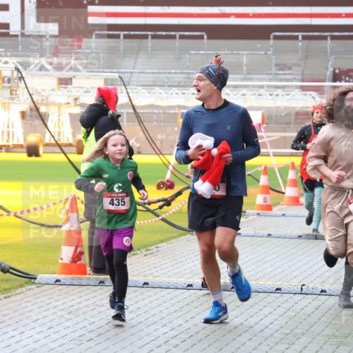07.12.2025 - St. Pauli X-Mass-Run No. 15 Luisa Fischer http://msf.ph/oto/9390863 07.12.2025 11:00:48 Ziel 435, 611, 225, 410, 433, 435, 439, 440, 529, 611, 985, 988, 1482, 1558, 1702, 1721, 3586, 3952, 4478, 4793 meine-sportfotos.de