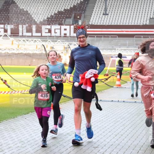 07.12.2025 - St. Pauli X-Mass-Run No. 15 Luisa Fischer http://msf.ph/oto/9390872 07.12.2025 11:00:51 Ziel 439, 435, 611, 225, 410, 433, 435, 439, 440, 529, 611, 985, 988, 1482, 1558, 1702, 1721, 3586, 3952, 4478, 4793 meine-sportfotos.de