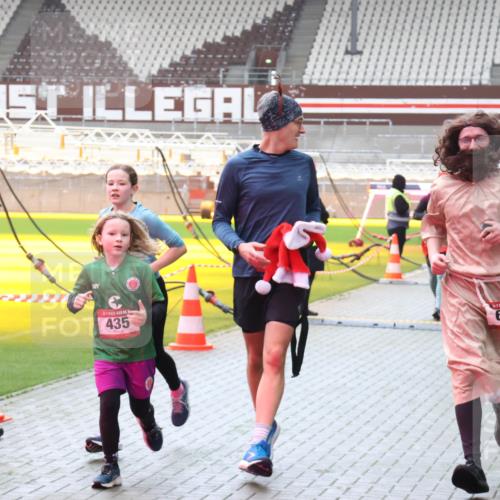 07.12.2025 - St. Pauli X-Mass-Run No. 15 Luisa Fischer http://msf.ph/oto/9390873 07.12.2025 11:00:51 Ziel 435, 611, 225, 410, 433, 435, 439, 440, 529, 611, 985, 988, 1482, 1558, 1702, 1721, 3586, 3952, 4478, 4793 meine-sportfotos.de