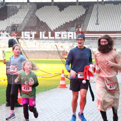 07.12.2025 - St. Pauli X-Mass-Run No. 15 Luisa Fischer http://msf.ph/oto/9390875 07.12.2025 11:00:52 Ziel 1, 439, 435, 44, 611, 1721, 225, 410, 433, 435, 439, 440, 492, 529, 611, 985, 988, 1482, 1558, 1702, 1721, 3586, 3952, 4478, 4793 meine-sportfotos.de