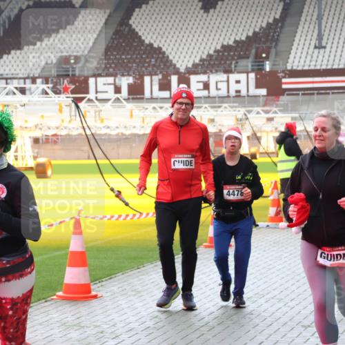 07.12.2025 - St. Pauli X-Mass-Run No. 15 Luisa Fischer http://msf.ph/oto/9390887 07.12.2025 11:01:14 Ziel 55, 4478, 353, 3349, 68, 135, 225, 410, 433, 435, 439, 440, 492, 611, 985, 988, 1065, 1068, 1660, 1705, 1721, 3349, 3353, 3952, 4478, 4793 meine-sportfotos.de