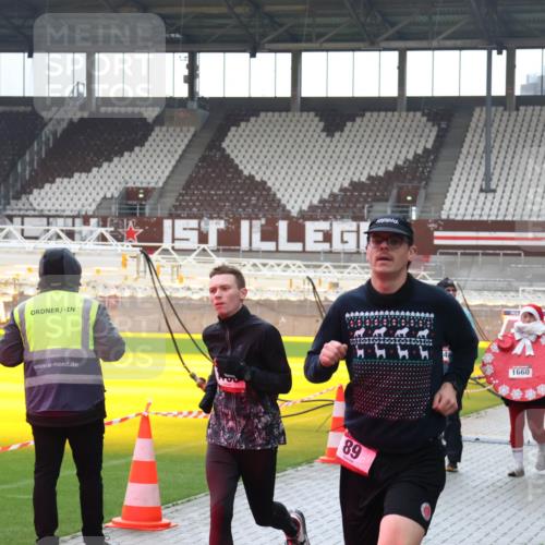 07.12.2025 - St. Pauli X-Mass-Run No. 15 Luisa Fischer http://msf.ph/oto/9390913 07.12.2025 11:01:28 Ziel 89, 1660, 557, 68, 89, 132, 135, 139, 410, 433, 439, 492, 557, 1065, 1068, 1660, 1705, 3349, 3353 meine-sportfotos.de