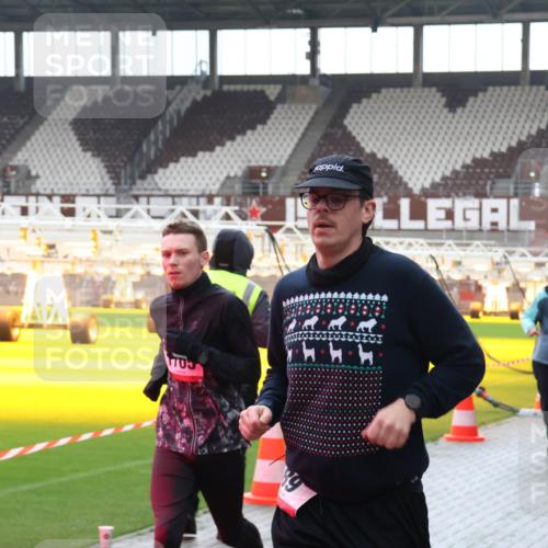 07.12.2025 - St. Pauli X-Mass-Run No. 15 Luisa Fischer http://msf.ph/oto/9390915 07.12.2025 11:01:28 Ziel 1703, 1660, 68, 89, 132, 135, 139, 410, 433, 439, 492, 557, 1065, 1068, 1660, 1705, 3349, 3353 meine-sportfotos.de
