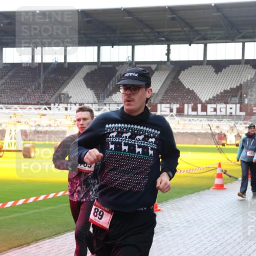 07.12.2025 - St. Pauli X-Mass-Run No. 15 Luisa Fischer http://msf.ph/oto/9390916 07.12.2025 11:01:29 Ziel 89, 1660, 68, 89, 132, 135, 139, 410, 433, 439, 492, 557, 1065, 1068, 1660, 1705, 3349, 3353 meine-sportfotos.de