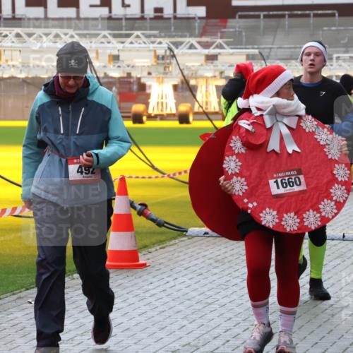 07.12.2025 - St. Pauli X-Mass-Run No. 15 Luisa Fischer http://msf.ph/oto/9390918 07.12.2025 11:01:31 Ziel 492, 15, 1660, 68, 89, 132, 135, 139, 410, 433, 439, 492, 557, 1065, 1068, 1300, 1660, 1705, 2252, 3349, 3353 meine-sportfotos.de