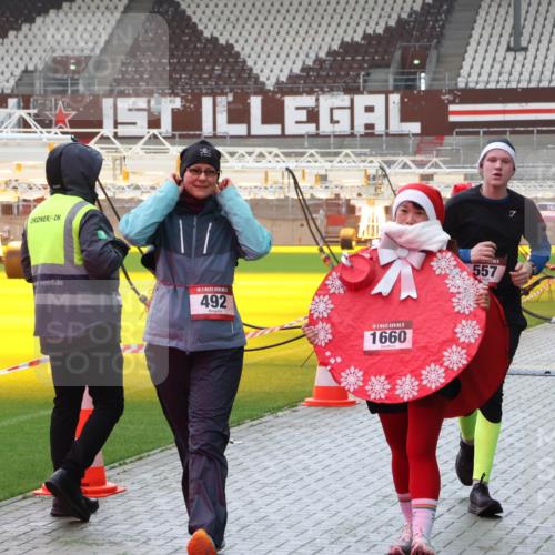 07.12.2025 - St. Pauli X-Mass-Run No. 15 Luisa Fischer http://msf.ph/oto/9390922 07.12.2025 11:01:32 Ziel 492, 5, 1660, 557, 68, 89, 132, 135, 139, 433, 492, 557, 770, 771, 1065, 1068, 1300, 1660, 1705, 2252, 3349, 3353 meine-sportfotos.de