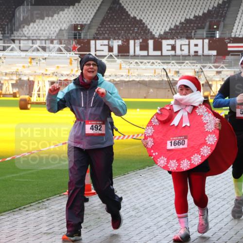 07.12.2025 - St. Pauli X-Mass-Run No. 15 Luisa Fischer http://msf.ph/oto/9390924 07.12.2025 11:01:33 Ziel 5, 492, 5, 1660, 5, 557, 68, 89, 132, 135, 139, 492, 557, 766, 770, 771, 1065, 1068, 1300, 1660, 1705, 2251, 2252, 3349, 3353 meine-sportfotos.de
