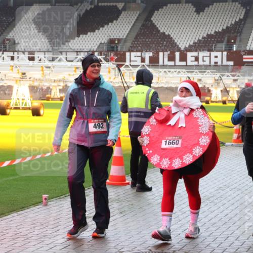 07.12.2025 - St. Pauli X-Mass-Run No. 15 Luisa Fischer http://msf.ph/oto/9390926 07.12.2025 11:01:34 Ziel 492, 1660, 557, 68, 89, 132, 135, 139, 492, 557, 766, 770, 771, 1065, 1068, 1300, 1367, 1615, 1660, 1705, 2251, 2252, 3349, 3353 meine-sportfotos.de