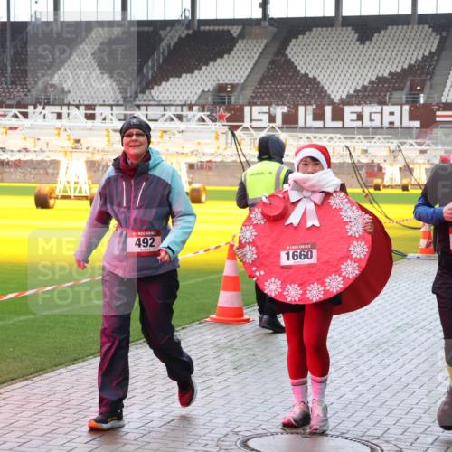 07.12.2025 - St. Pauli X-Mass-Run No. 15 Luisa Fischer http://msf.ph/oto/9390927 07.12.2025 11:01:34 Ziel 492, 1660, 557, 68, 89, 132, 135, 139, 492, 557, 766, 770, 771, 1065, 1068, 1300, 1367, 1615, 1660, 1705, 2251, 2252, 3349, 3353 meine-sportfotos.de