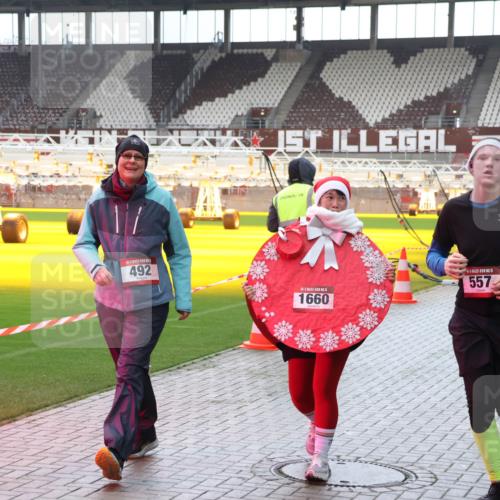 07.12.2025 - St. Pauli X-Mass-Run No. 15 Luisa Fischer http://msf.ph/oto/9390928 07.12.2025 11:01:34 Ziel 492, 5, 1660, 557, 68, 89, 132, 135, 139, 492, 557, 766, 770, 771, 1065, 1068, 1300, 1367, 1615, 1660, 1705, 2251, 2252, 3349, 3353 meine-sportfotos.de