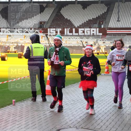 07.12.2025 - St. Pauli X-Mass-Run No. 15 Luisa Fischer http://msf.ph/oto/9390949 07.12.2025 11:01:57 Ziel 2252, 252, 771, 770, 89, 132, 139, 336, 376, 557, 766, 770, 771, 1045, 1048, 1067, 1300, 1367, 1615, 1637, 1640, 1705, 2251, 2252 meine-sportfotos.de