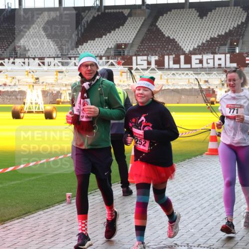 07.12.2025 - St. Pauli X-Mass-Run No. 15 Luisa Fischer http://msf.ph/oto/9390952 07.12.2025 11:01:58 Ziel 252, 771, 770, 89, 132, 139, 336, 376, 557, 766, 770, 771, 1045, 1048, 1067, 1300, 1367, 1615, 1637, 1640, 1705, 2251, 2252 meine-sportfotos.de