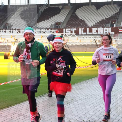 07.12.2025 - St. Pauli X-Mass-Run No. 15 Luisa Fischer http://msf.ph/oto/9390953 07.12.2025 11:01:59 Ziel 4, 2252, 15, 252, 15, 771, 15, 770, 89, 132, 139, 336, 376, 557, 766, 770, 771, 1045, 1048, 1067, 1300, 1367, 1615, 1637, 1640, 1705, 2251, 2252 meine-sportfotos.de