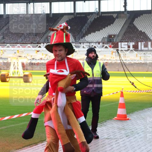 07.12.2025 - St. Pauli X-Mass-Run No. 15 Luisa Fischer http://msf.ph/oto/9390958 07.12.2025 11:02:09 Ziel 6709, 132, 139, 336, 376, 766, 770, 771, 837, 838, 842, 851, 1045, 1048, 1067, 1300, 1367, 1615, 1637, 1640, 2251, 2252, 2576 meine-sportfotos.de