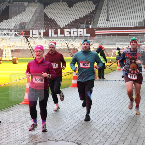 07.12.2025 - St. Pauli X-Mass-Run No. 15 Luisa Fischer http://msf.ph/oto/9390962 07.12.2025 11:02:14 Ziel 1640, 00, 42, 1637, 851, 95, 336, 376, 766, 770, 771, 837, 838, 842, 851, 1045, 1048, 1067, 1143, 1300, 1367, 1416, 1615, 1637, 1640, 2251, 2252, 2576 meine-sportfotos.de