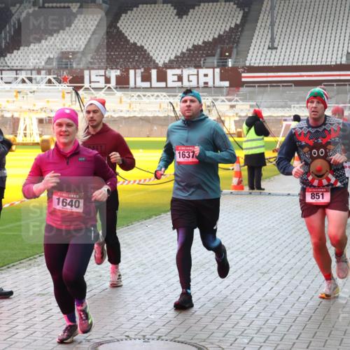 07.12.2025 - St. Pauli X-Mass-Run No. 15 Luisa Fischer http://msf.ph/oto/9390963 07.12.2025 11:02:14 Ziel 15, 1640, 1637, 00, 851, 95, 336, 376, 766, 770, 771, 837, 838, 842, 851, 1045, 1048, 1067, 1143, 1300, 1367, 1416, 1615, 1637, 1640, 2251, 2252, 2576 meine-sportfotos.de