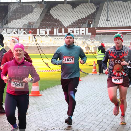 07.12.2025 - St. Pauli X-Mass-Run No. 15 Luisa Fischer http://msf.ph/oto/9390964 07.12.2025 11:02:14 Ziel 1640, 1637, 00, 5, 851, 95, 336, 376, 766, 770, 771, 837, 838, 842, 851, 1045, 1048, 1067, 1143, 1300, 1367, 1416, 1615, 1637, 1640, 2251, 2252, 2576 meine-sportfotos.de
