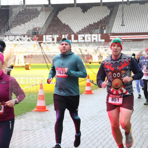 07.12.2025 - St. Pauli X-Mass-Run No. 15 Luisa Fischer http://msf.ph/oto/9390965 07.12.2025 11:02:15 Ziel 842, 15, 1640, 1637, 851, 1067, 95, 336, 376, 766, 770, 771, 837, 838, 842, 851, 1045, 1048, 1067, 1143, 1300, 1367, 1416, 1615, 1637, 1640, 2251, 2252, 2576 meine-sportfotos.de