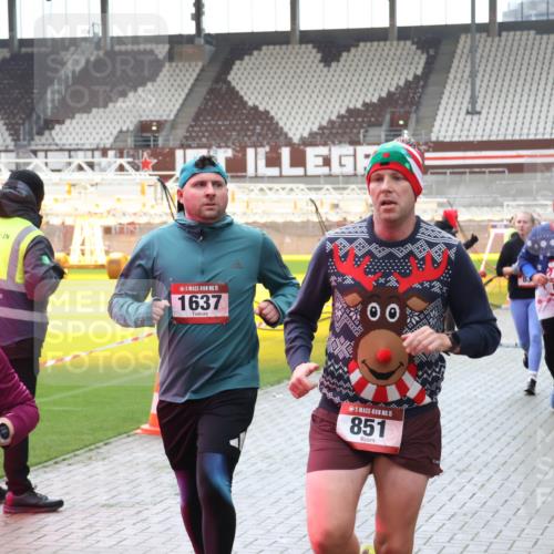 07.12.2025 - St. Pauli X-Mass-Run No. 15 Luisa Fischer http://msf.ph/oto/9390966 07.12.2025 11:02:15 Ziel 15, 1640, 15, 1637, 00, 15, 851, 1067, 95, 336, 376, 766, 770, 771, 837, 838, 842, 851, 1045, 1048, 1067, 1143, 1300, 1367, 1416, 1615, 1637, 1640, 2251, 2252, 2576 meine-sportfotos.de