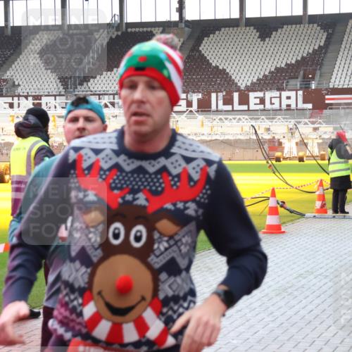 07.12.2025 - St. Pauli X-Mass-Run No. 15 Luisa Fischer http://msf.ph/oto/9390968 07.12.2025 11:02:16 Ziel 00, 1067, 838, 95, 336, 376, 766, 770, 771, 837, 838, 842, 847, 851, 1045, 1048, 1067, 1143, 1300, 1367, 1416, 1615, 1637, 1640, 2251, 2252, 2576 meine-sportfotos.de