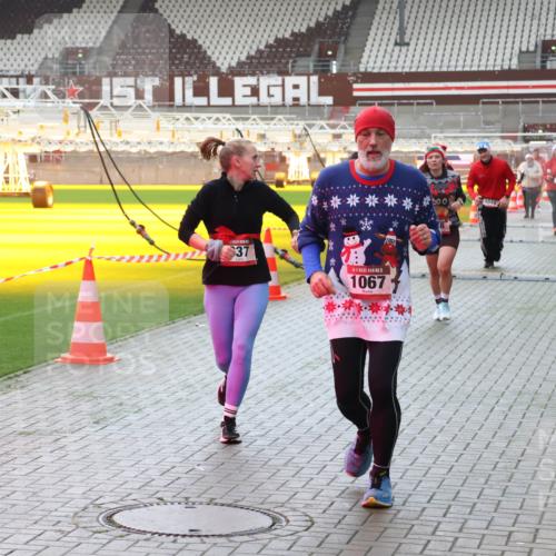 07.12.2025 - St. Pauli X-Mass-Run No. 15 Luisa Fischer http://msf.ph/oto/9390970 07.12.2025 11:02:18 Ziel 37, 15, 1067, 1001, 95, 193, 336, 376, 766, 770, 771, 837, 838, 842, 847, 851, 1045, 1048, 1067, 1143, 1300, 1367, 1416, 1615, 1637, 1640, 2251, 2252, 2576 meine-sportfotos.de