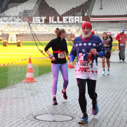 07.12.2025 - St. Pauli X-Mass-Run No. 15 Luisa Fischer http://msf.ph/oto/9390971 07.12.2025 11:02:18 Ziel 1048, 837, 15, 1067, 95, 193, 336, 376, 766, 770, 771, 837, 838, 842, 847, 851, 1045, 1048, 1067, 1143, 1300, 1367, 1416, 1615, 1637, 1640, 2251, 2252, 2576 meine-sportfotos.de