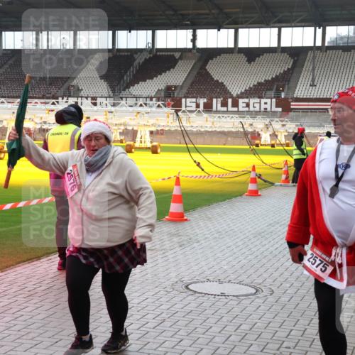 07.12.2025 - St. Pauli X-Mass-Run No. 15 Luisa Fischer http://msf.ph/oto/9390986 07.12.2025 11:02:42 Ziel 2575, 20, 25, 95, 193, 314, 317, 542, 547, 747, 749, 751, 837, 838, 842, 847, 851, 1143, 1416, 1611, 1637, 1640, 2329, 2519, 2520, 2576 meine-sportfotos.de