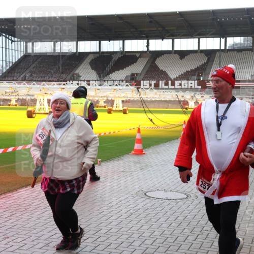 07.12.2025 - St. Pauli X-Mass-Run No. 15 Luisa Fischer http://msf.ph/oto/9390987 07.12.2025 11:02:43 Ziel 257, 257, 20, 25, 95, 193, 314, 317, 542, 547, 746, 747, 749, 751, 837, 838, 842, 847, 851, 1143, 1416, 1611, 2329, 2519, 2520, 2576 meine-sportfotos.de