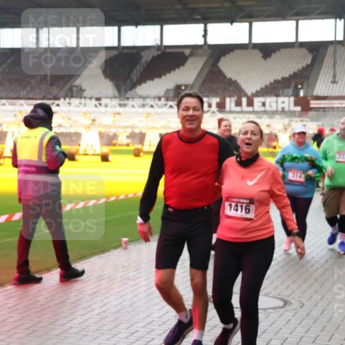07.12.2025 - St. Pauli X-Mass-Run No. 15 Luisa Fischer http://msf.ph/oto/9390995 07.12.2025 11:03:00 Ziel 1, 1416, 20, 25, 95, 151, 160, 193, 314, 317, 542, 547, 574, 746, 747, 749, 751, 847, 997, 1063, 1143, 1611, 2329, 2519, 2520 meine-sportfotos.de