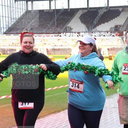 07.12.2025 - St. Pauli X-Mass-Run No. 15 Luisa Fischer http://msf.ph/oto/9391003 07.12.2025 11:03:04 Ziel 317, 15, 314, 15, 2329, 20, 25, 151, 160, 193, 314, 317, 502, 542, 547, 574, 602, 612, 746, 747, 749, 751, 847, 875, 880, 953, 997, 1063, 1102, 1611, 2329, 2519, 2520, 4809 meine-sportfotos.de
