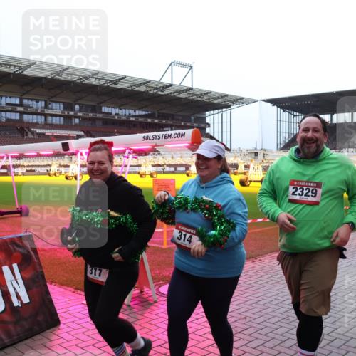 07.12.2025 - St. Pauli X-Mass-Run No. 15 Luisa Fischer http://msf.ph/oto/9391009 07.12.2025 11:03:06 Ziel 317, 314, 15, 2329, 20, 25, 151, 160, 314, 317, 502, 542, 547, 574, 599, 602, 612, 746, 747, 749, 751, 875, 880, 953, 997, 1063, 1102, 1611, 2329, 2519, 2520, 4809 meine-sportfotos.de