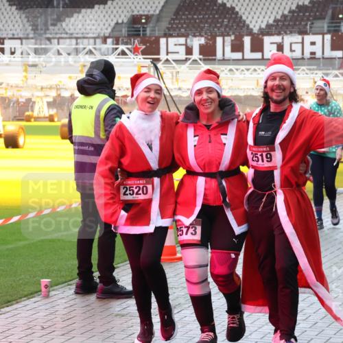 07.12.2025 - St. Pauli X-Mass-Run No. 15 Luisa Fischer http://msf.ph/oto/9391013 07.12.2025 11:03:15 Ziel 15, 2520, 2573, 15, 2519, 20, 25, 151, 160, 502, 542, 547, 574, 599, 602, 612, 746, 747, 749, 751, 875, 880, 953, 997, 1063, 1102, 1139, 1385, 1644, 1668, 1670, 4809 meine-sportfotos.de