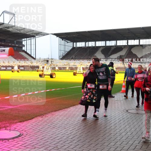 07.12.2025 - St. Pauli X-Mass-Run No. 15 Luisa Fischer http://msf.ph/oto/9391043 07.12.2025 11:03:34 Ziel 20, 25, 749, 746, 1063, 61, 64, 151, 160, 186, 502, 574, 599, 602, 612, 748, 853, 875, 880, 953, 997, 1063, 1102, 1139, 1199, 1385, 1644, 1668, 1670, 1850, 4809 meine-sportfotos.de