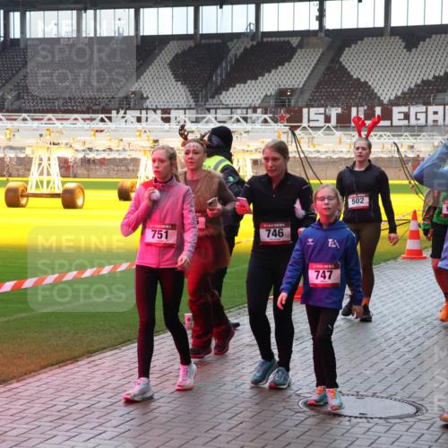 07.12.2025 - St. Pauli X-Mass-Run No. 15 Luisa Fischer http://msf.ph/oto/9391059 07.12.2025 11:03:39 Ziel 751, 746, 747, 502, 1, 5, 749, 61, 64, 102, 109, 151, 160, 186, 502, 574, 599, 602, 612, 748, 853, 875, 880, 953, 997, 1102, 1139, 1199, 1385, 1644, 1668, 1670, 1850, 4809 meine-sportfotos.de