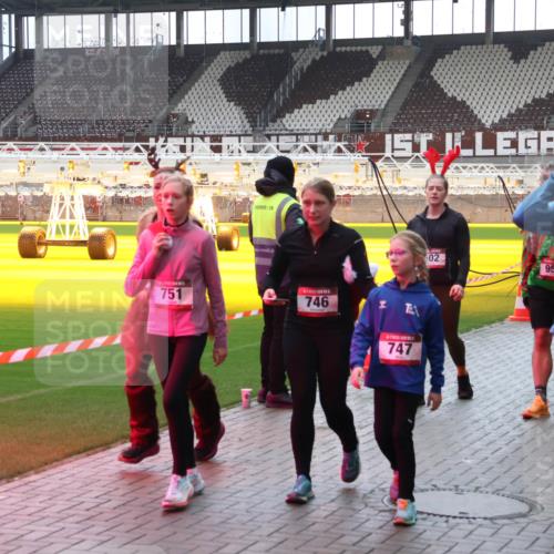07.12.2025 - St. Pauli X-Mass-Run No. 15 Luisa Fischer http://msf.ph/oto/9391060 07.12.2025 11:03:40 Ziel 751, 746, 747, 502, 95, 749, 61, 64, 102, 109, 151, 160, 186, 502, 574, 599, 602, 612, 748, 853, 875, 880, 953, 997, 1102, 1139, 1199, 1385, 1644, 1668, 1670, 1850, 4809 meine-sportfotos.de