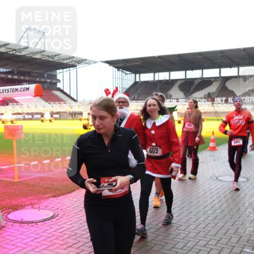 07.12.2025 - St. Pauli X-Mass-Run No. 15 Luisa Fischer http://msf.ph/oto/9391075 07.12.2025 11:03:45 Ziel 602, 997, 880, 749, 61, 64, 102, 109, 151, 160, 186, 502, 574, 599, 602, 612, 748, 853, 875, 880, 953, 997, 1102, 1139, 1199, 1385, 1551, 1644, 1668, 1670, 1850, 4809 meine-sportfotos.de