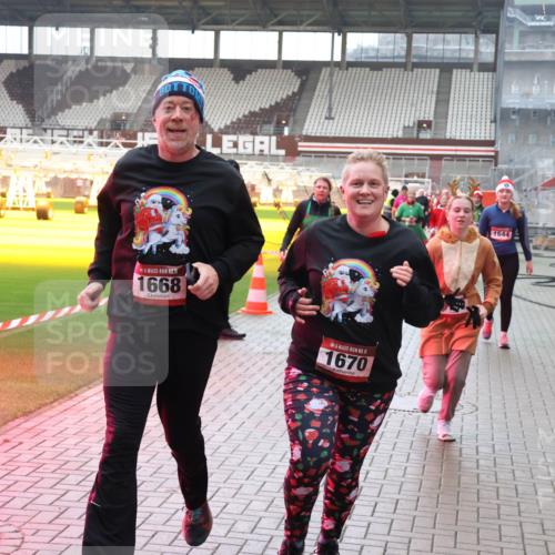 07.12.2025 - St. Pauli X-Mass-Run No. 15 Luisa Fischer http://msf.ph/oto/9391082 07.12.2025 11:04:01 Ziel 1668, 15, 1670, 1644, 61, 64, 102, 109, 186, 297, 505, 514, 719, 748, 853, 1139, 1199, 1385, 1551, 1850, 1853, 1857, 1860 meine-sportfotos.de